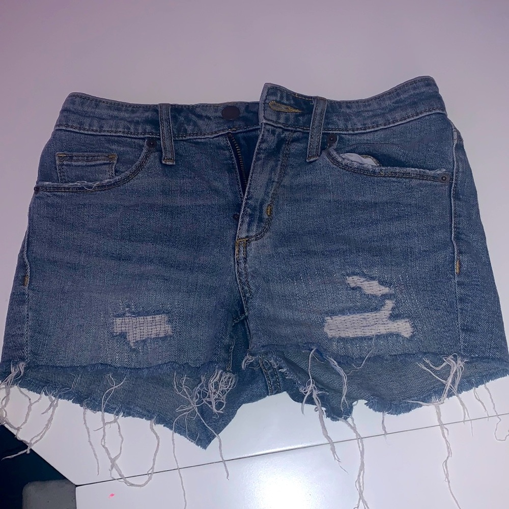 women’s distressed jean shorts